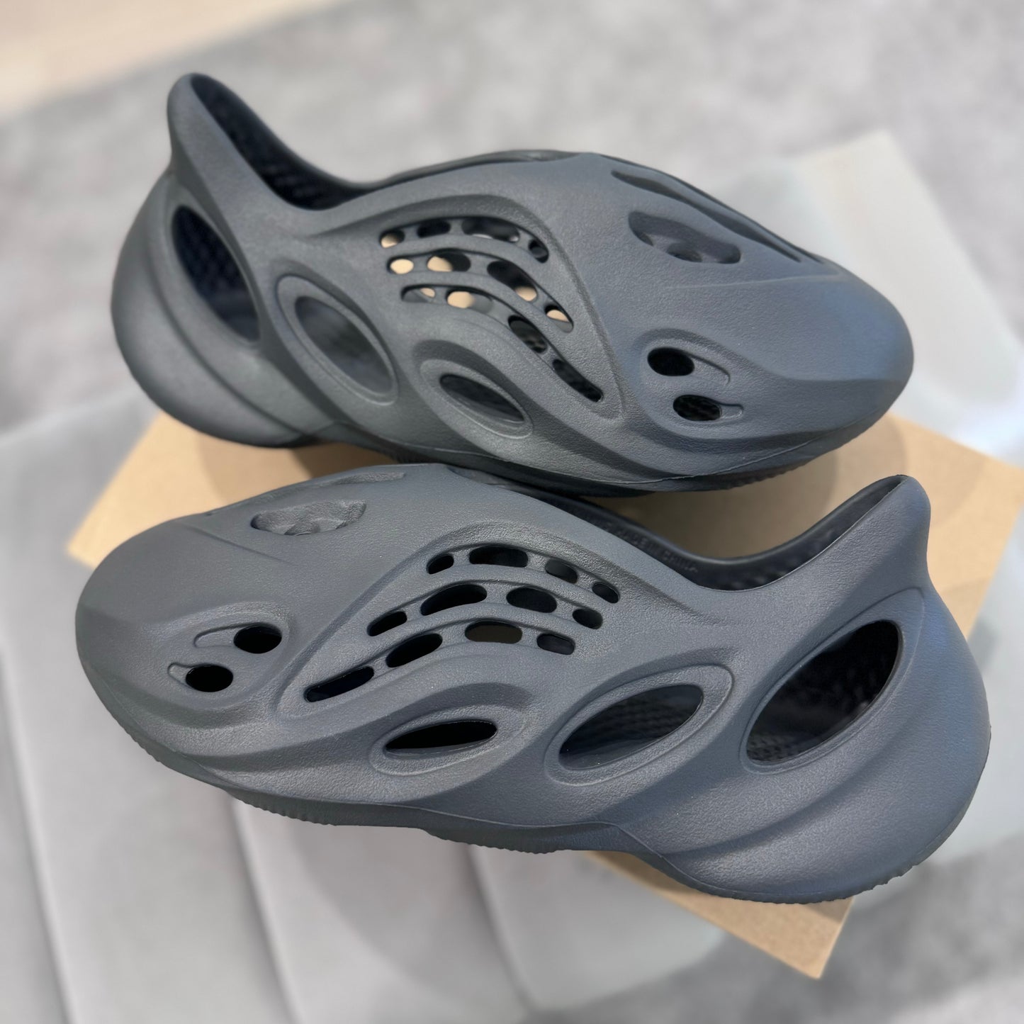 YEEZY FOAMRUNNER 'CARBON’