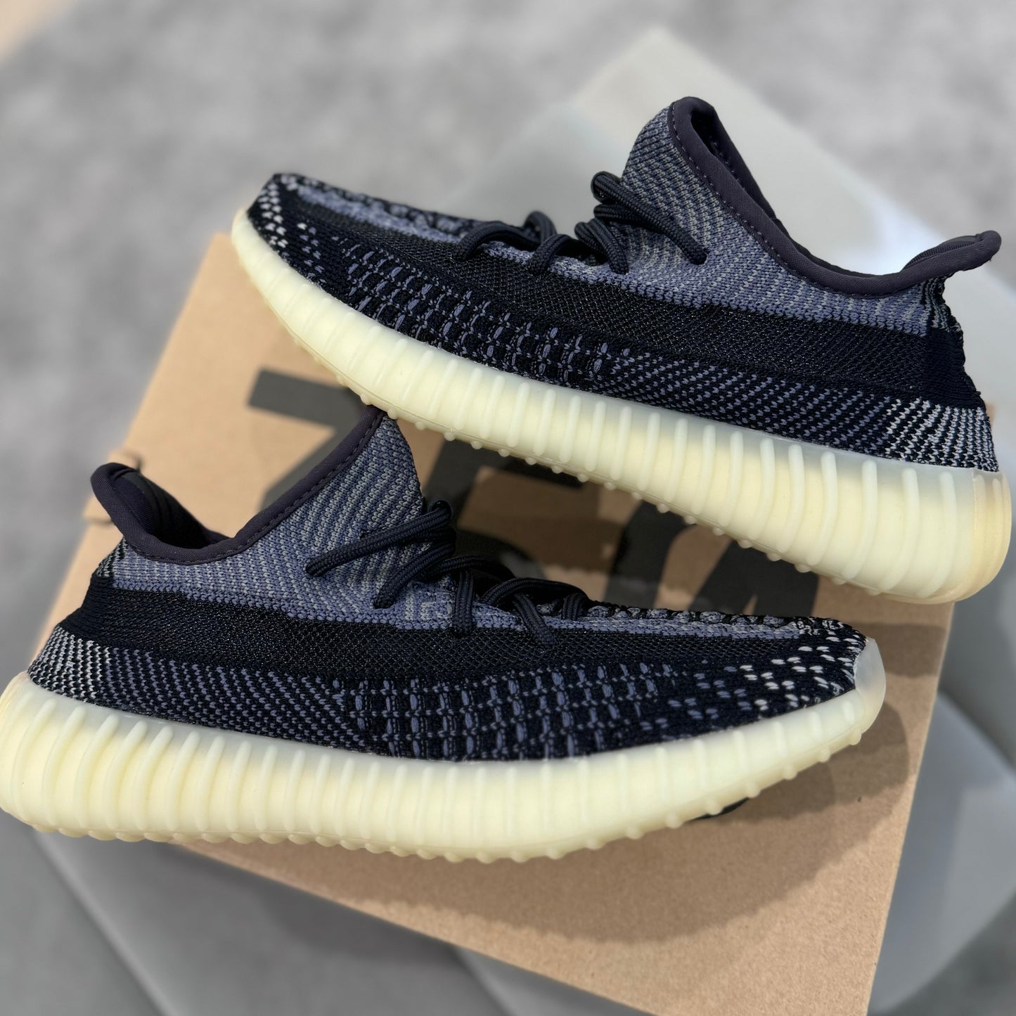 YEEZY 350 V2 ‘CARBON’