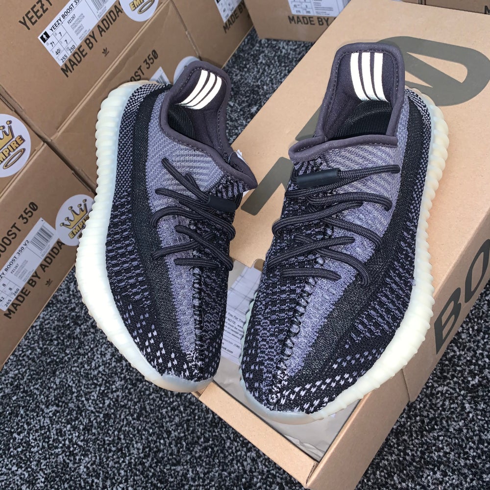 YEEZY 350 V2 ‘CARBON’