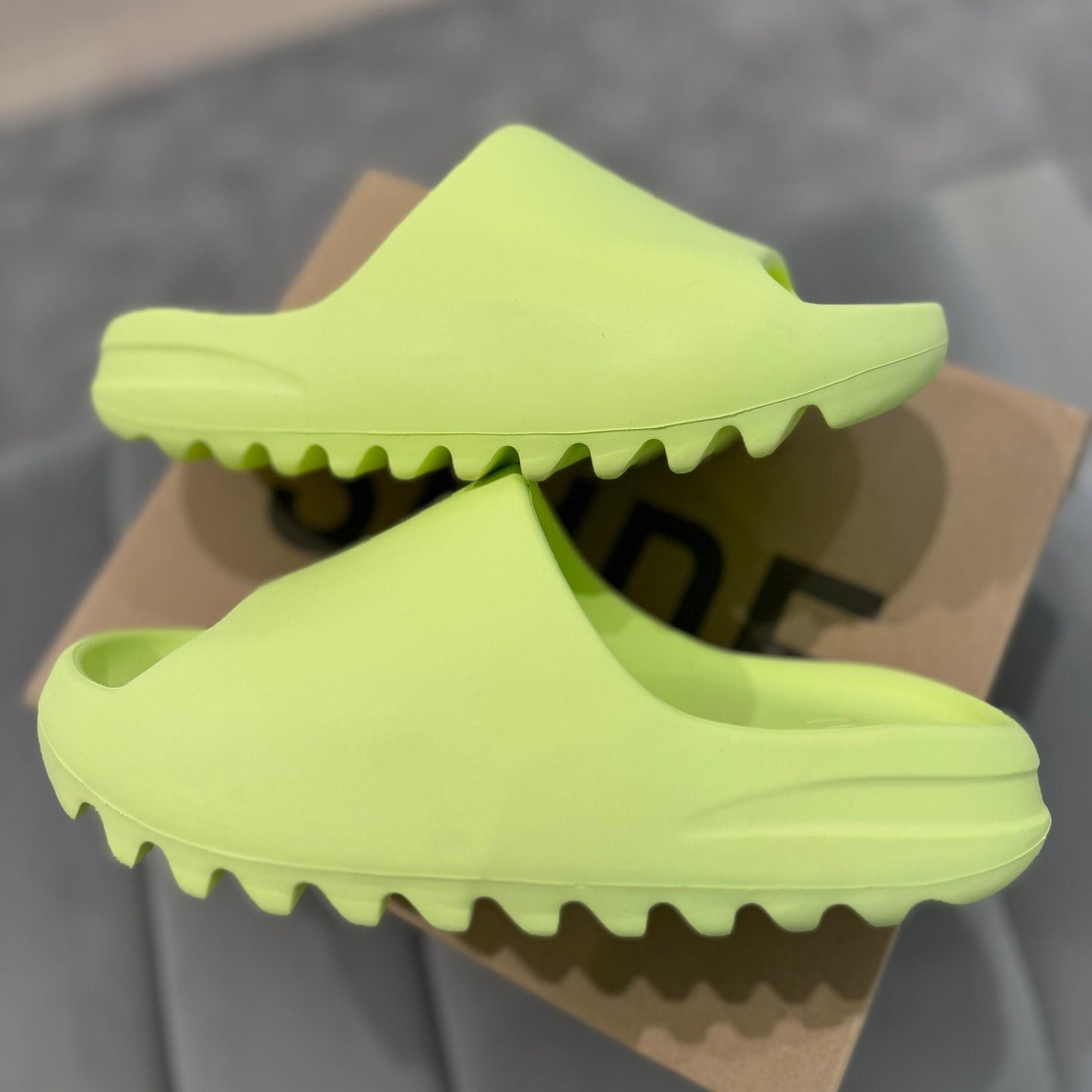 YEEZY SLIDE 'GLOW'